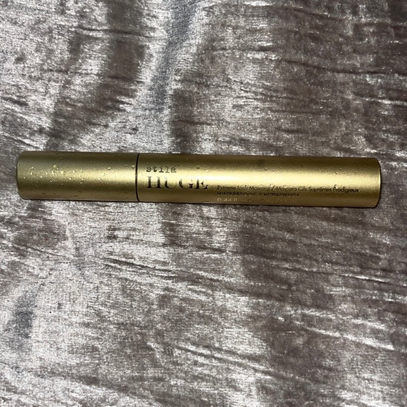 stila Huge Extreme Lash Waterproof Mascara in Black, 13 mL/0.44 FL OZ. - Picture 13 of 14